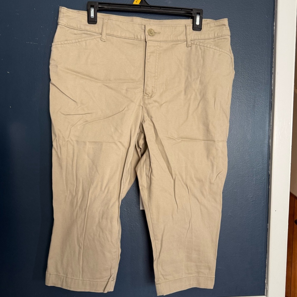 *Bundle 3 items for $6!!* St. John’s Bay Capris